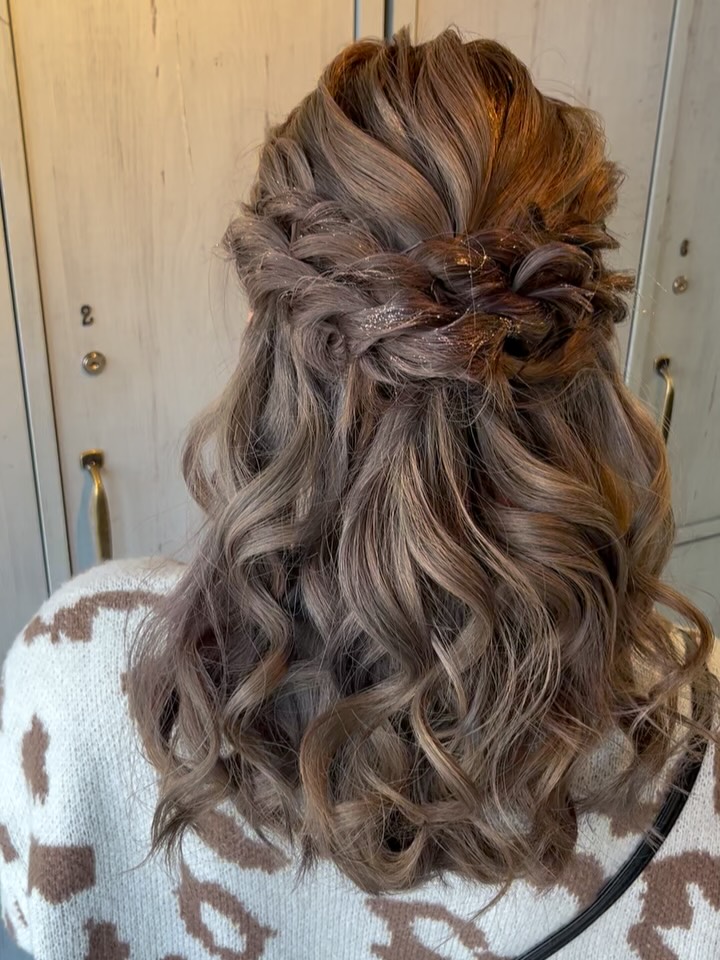 ハーフアップの巻き髪スタイル
